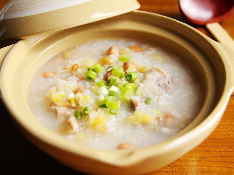柴魚(yú)花生豬骨粥