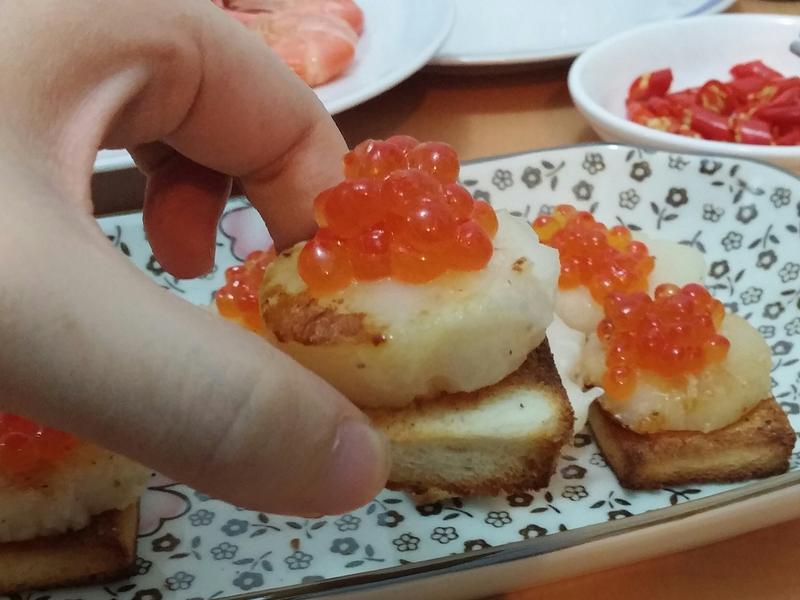黃金帶子配三文魚子脆多士