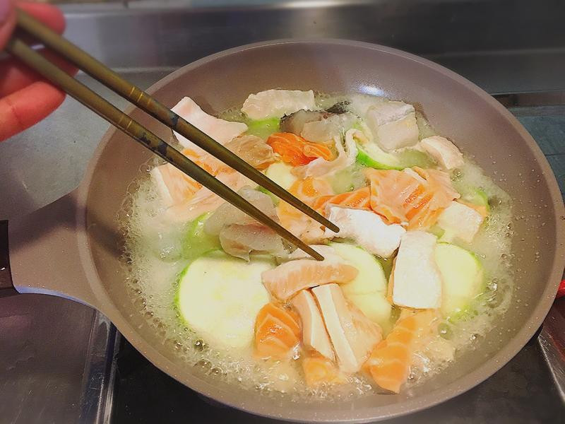 鮭魚骨炒枸杞絲瓜