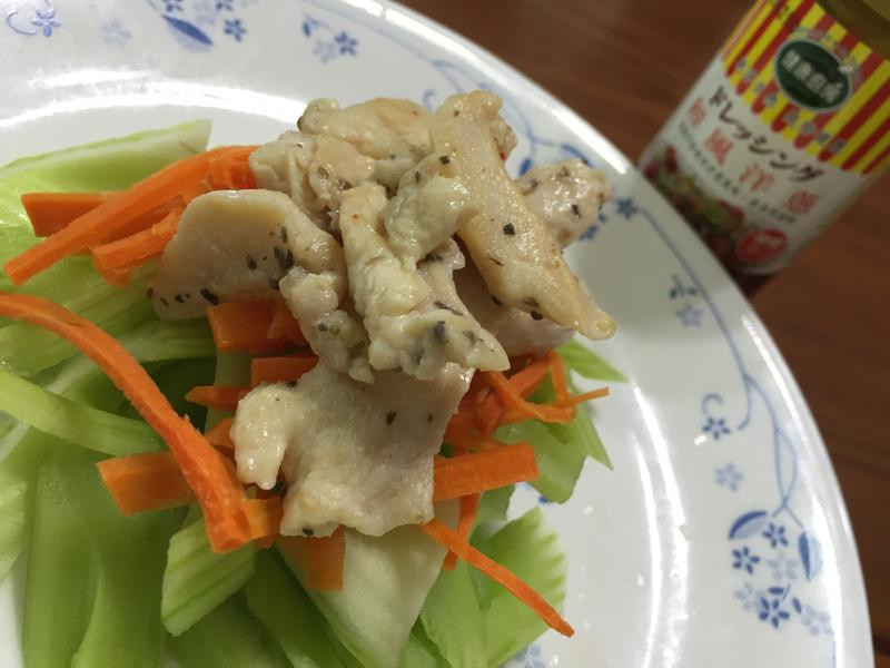 西芹雞肉沙拉佐洋蔥醬