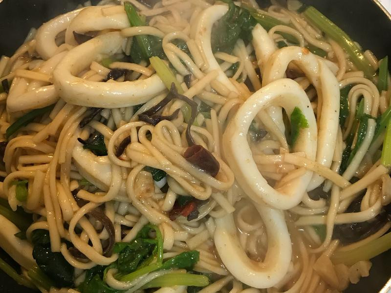 沙茶魷魚炒面