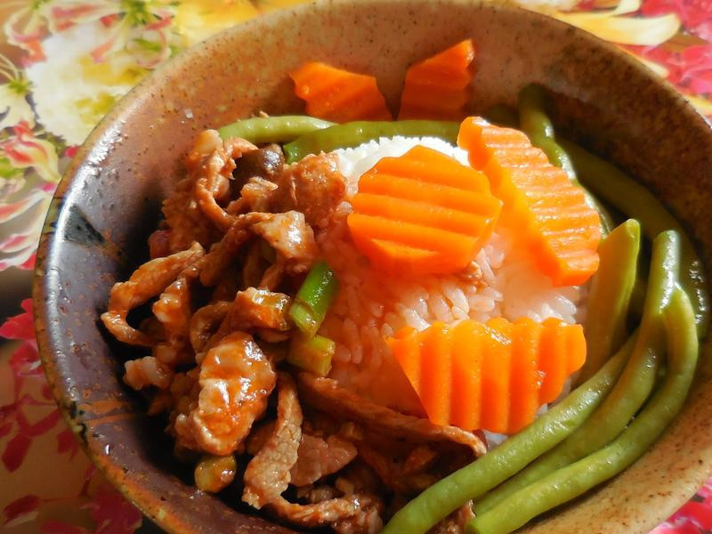 蘑菇橄欖肉絲蓋飯