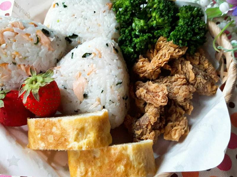 青菜鮭魚飯團(tuán)