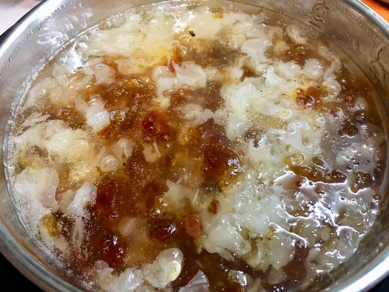 桃膠皂角米燉雪燕