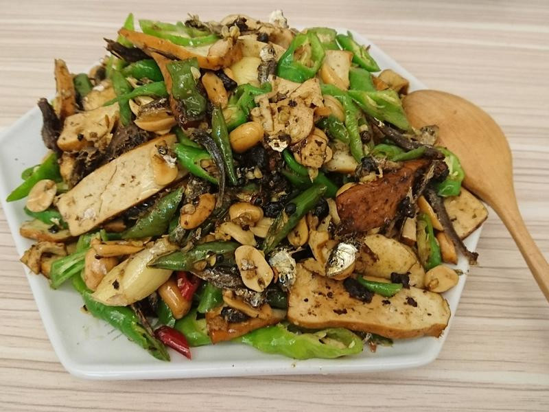 糯米椒炒豆干花生小魚干