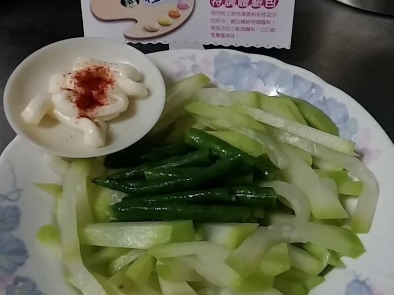 瓠瓜長豆佐西班牙沙拉(桂冠沙拉+紅椒粉)