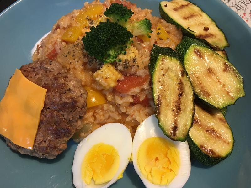 水煮蛋搭配節(jié)瓜漢堡排燉飯