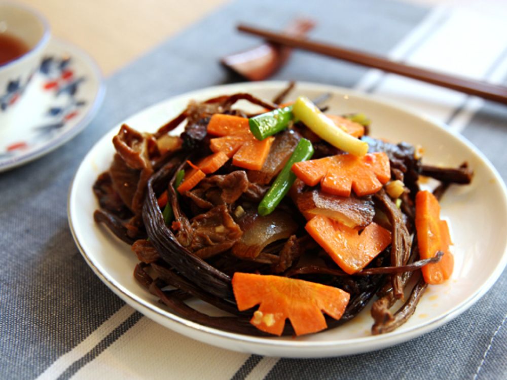 臘肉炒茶樹菇