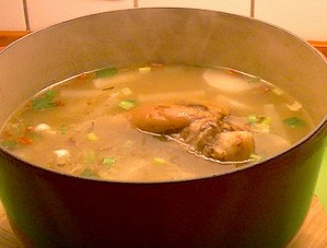 白蘿卜肘子湯