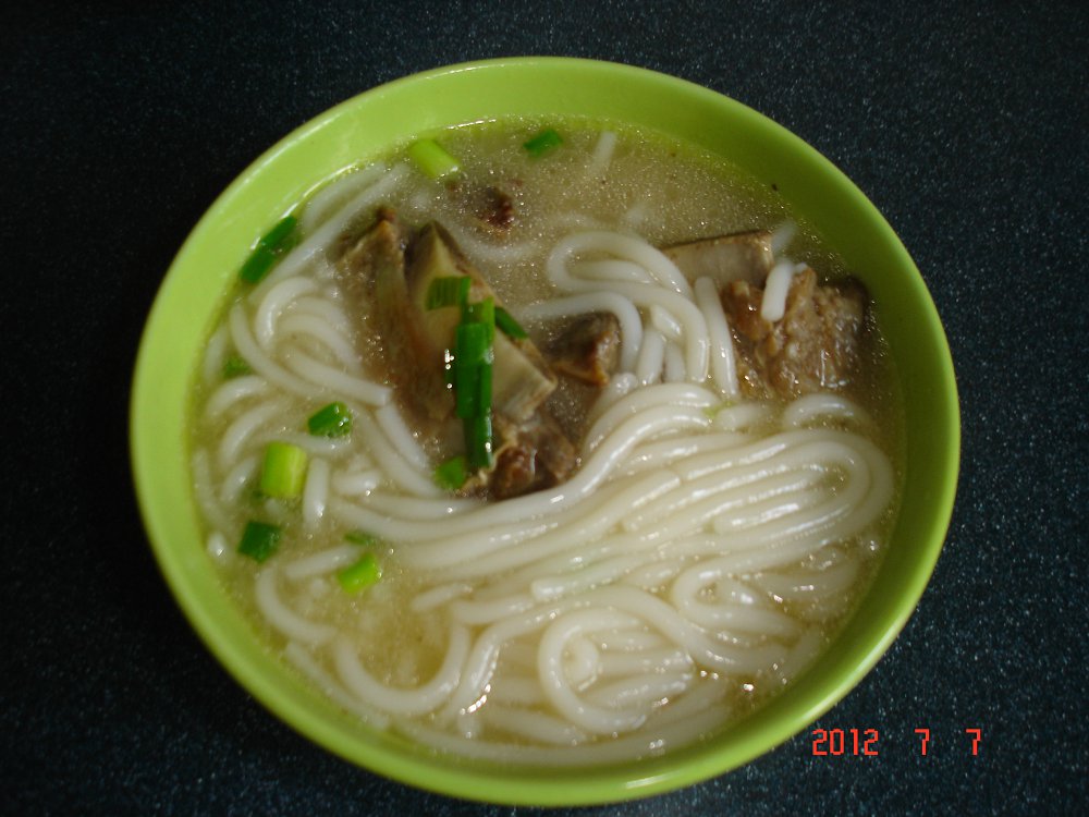 牛仔骨米粉湯