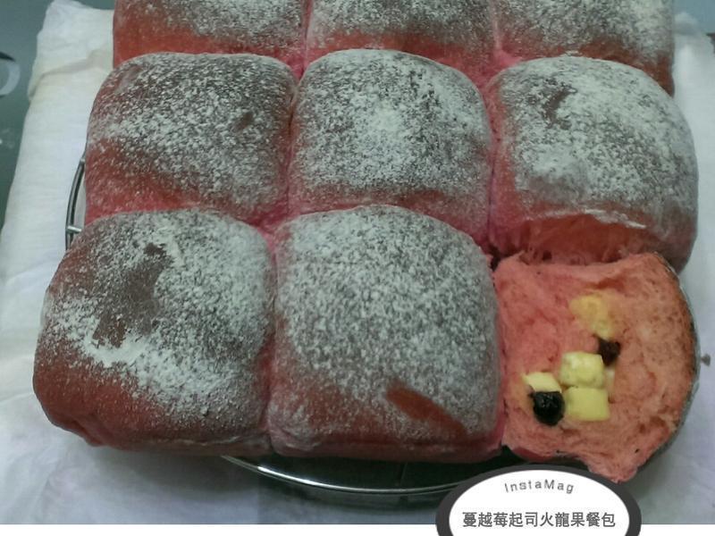 蔓越莓起司火龍果餐包