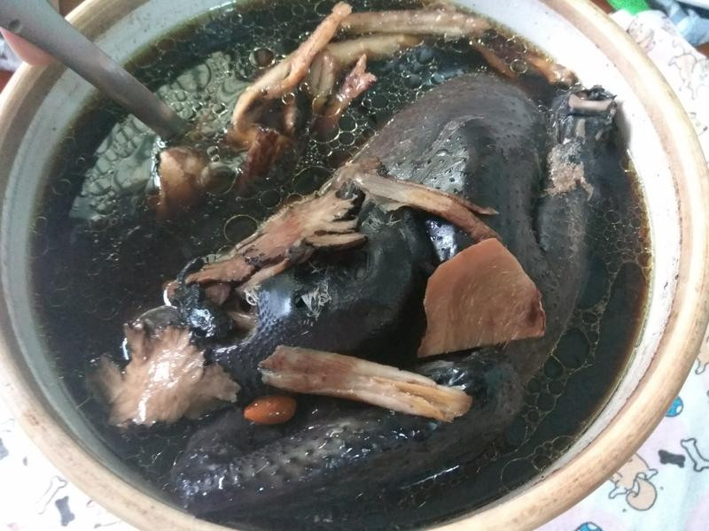何首烏骨雞盅