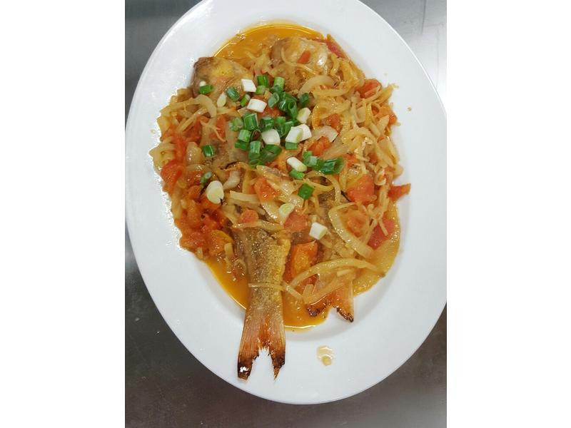 蕃茄煮金線鰱魚(yú)