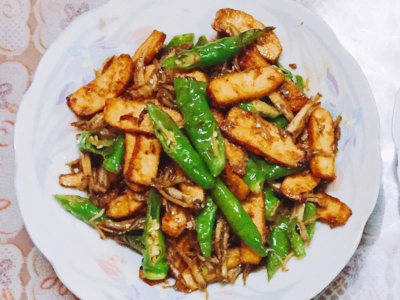 豆干炒糯米椒小魚干