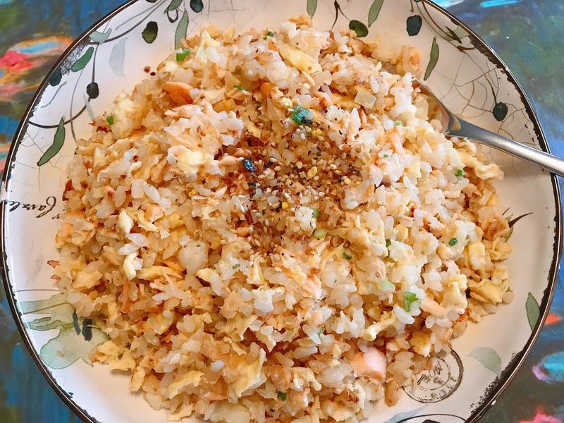 簡(jiǎn)易鮭魚(yú)蛋炒飯