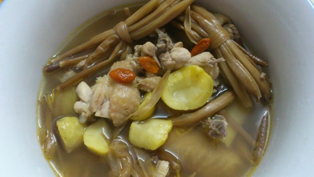 黃花菜板栗煲雞湯