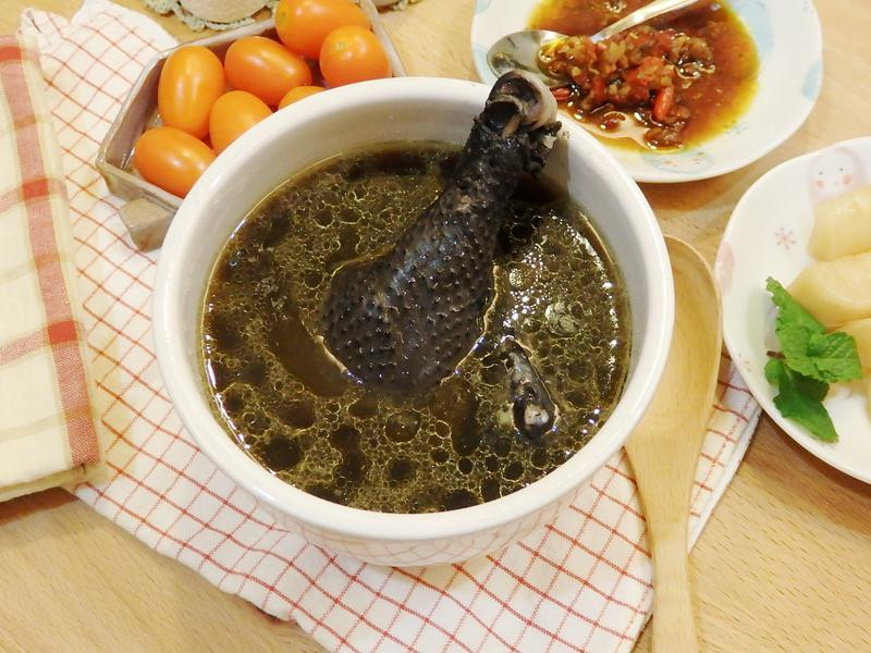 燉補(bǔ)何首烏雞湯